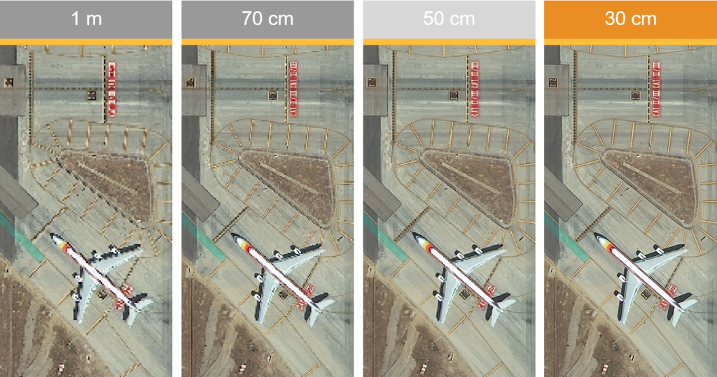 Imagem comparativa de resolução entre 1m e 30cm por pixel de imagens de satélite, focando um avião, mostrando a diferença.
