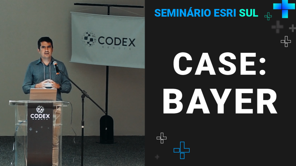 Gustavo Gontijo, Product Manager na Vega Monitoramento, apresentando no seminário Esri Sul 2019 o case Bayer, da Vega em consórcio com a Codex, no púlpito. Ao lado, texto "case: Bayer".