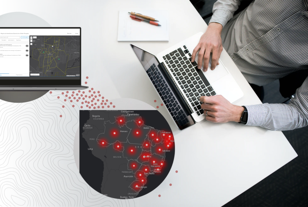 Imagem de pessoa utilizando notebook vista de cima, com objetos flutuantes como imagens de mapas da publicação dentro de círculos, ilustrados com bolinhas vermelhas com transparência