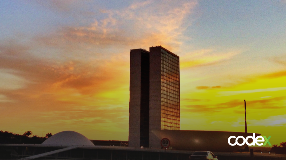 Imagem de um prédio com o pôr de sol de fundo.